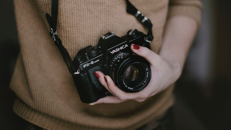 photographe-CHATEAUVIEUX-min_woman-camera-photography-photographer-slr-dslr-319-pxhere.com